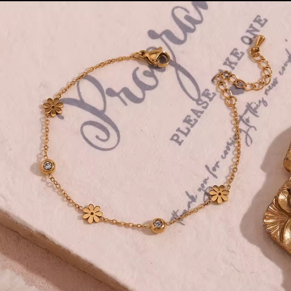 Double Sided Back and White Flower Bracelet 18K Gold plated

 Stainless Steel - Picture 7 of 8